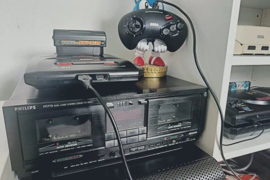 Comme à l'époque, une Mega Drive II avec la cartouche de Sonic & Knuckles. Le souvenir est intact.