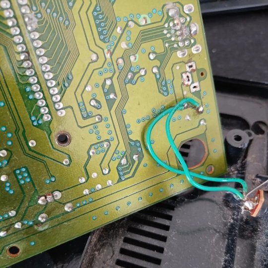 Sur la face arrière de la carte mère de la Mega Drive II, on distingue clairement l’ajout d’un connecteur d’alimentation non d’origine.