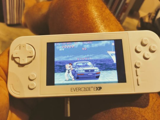 Le soir, l'Evercade avec Street Fighter II branché sur le poste Hitachi est le meilleur moyen de prendre une bonne bouffée d'air à défaut d'avoir un CRT et une Mega Drive sous la main.