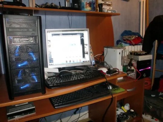 Un bureau imposant, du matériel en vrac, une passion dévorante. La présence d'un second PC au format Mini-ITX aux côtés de la Xbox 360 témoigne de ma volonté d'utiliser la console comme centre multimédia, en plus du jeu vidéo.