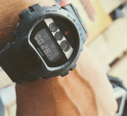 Plus qu'une pièce de collection, cette G-SHOCK Ninja ne me quitte jamais. Sur l'écran, le chrono tout juste figé de mon record en nage d'apnée