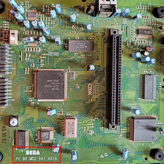 Le marquage présent sur la carte mère indique un modèle asiatique : VA1 ASIA.