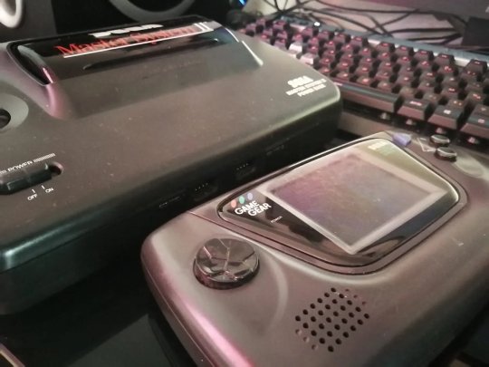 La Master System et la Game Gear, un duo qui marque une étape technologique. Deux machines qui demandent du temps pour être apprivoisées.