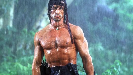 Sylvester Stallone dans Rambo III (1988). Bien qu'ayant eu recours à la chimie, ce physique qui incarnait le sommet de la masse et de la puissance dans les années 80 est aujourd'hui considéré comme "moyen" ou dépassé par les standards des réseaux sociaux.