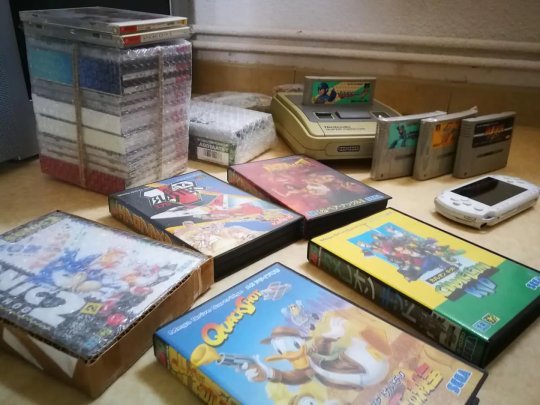 Chaque mois, des trésors venus du Japon s’ajoutaient à la collection. La Mega Drive restait au centre, mais d’autres consoles venaient s’imposer naturellement.