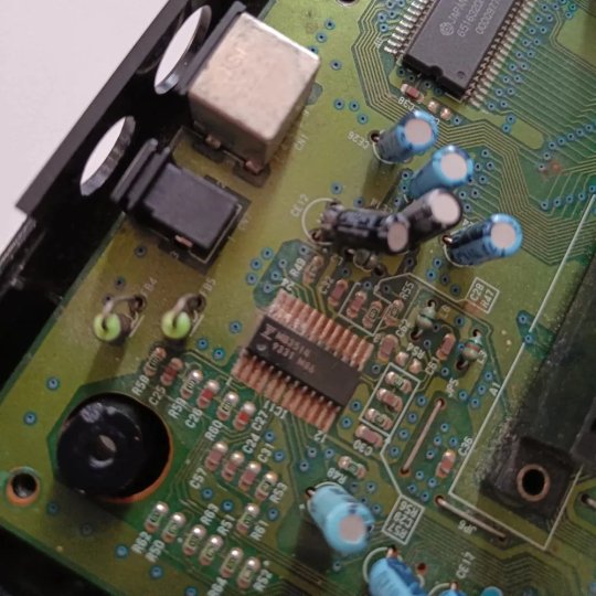 Le connecteur d’alimentation nouvellement installé sur la carte mère.