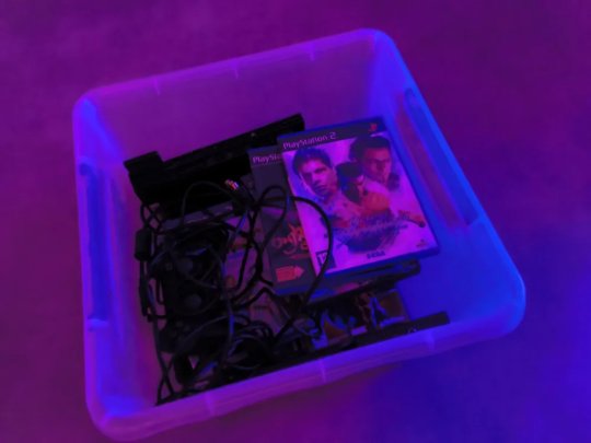 Ma PlayStation 2 n’a pas tourné depuis un an. Le temps commence aussi à poser sa main sur elle.